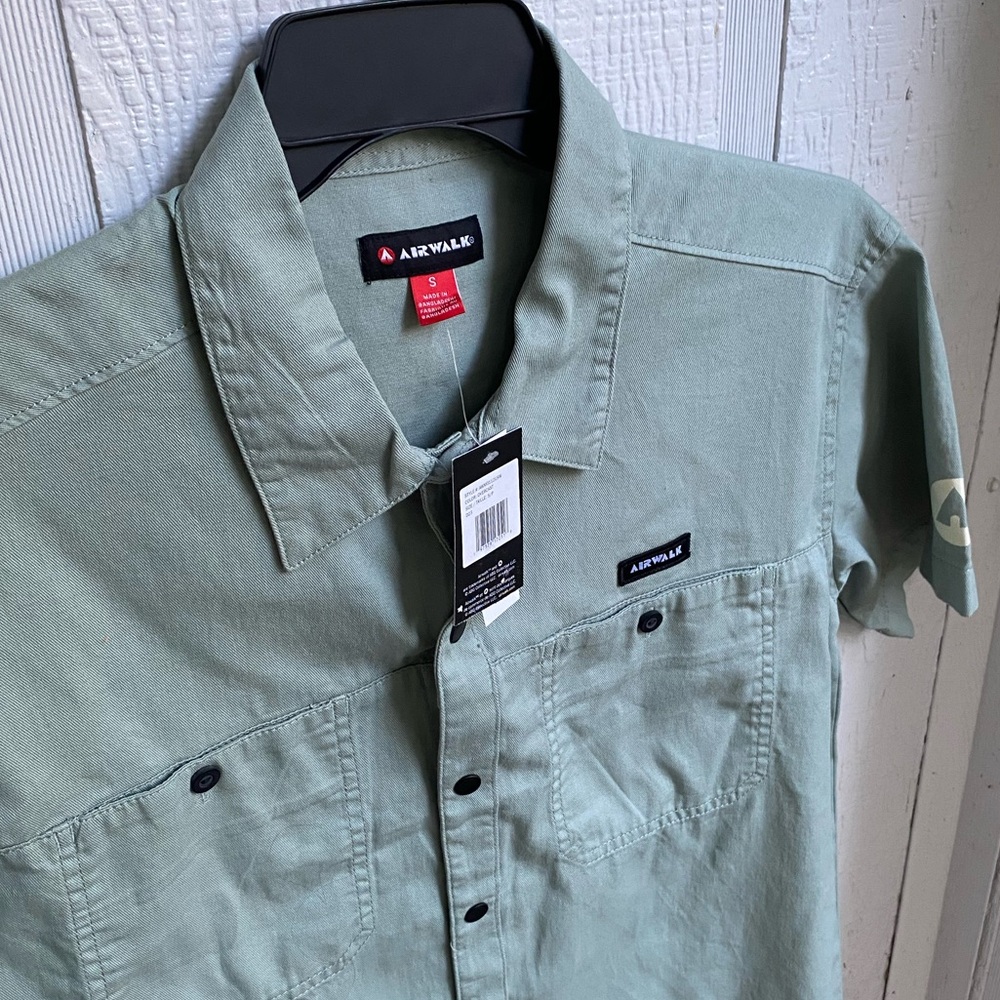 Airwalk Men's Button Up Short Sleeve Shirt Size Small (New)